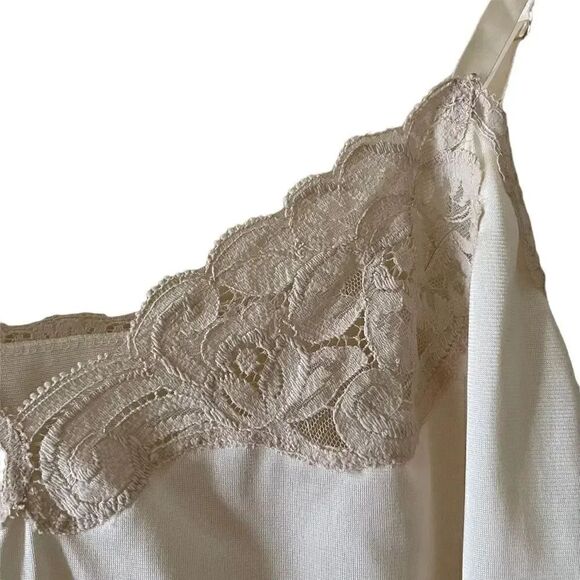 Vintage Vanity Fair Camisole, Rose Lace Embroidered Adjustable Straps  Sz 32 - Picture 3 of 11